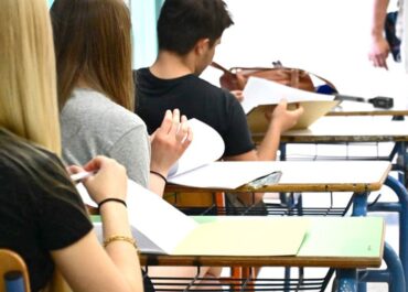 Με τις ενδοσχολικές εξετάσεις να βρίσκονται σε εξέλιξη και με τις πανελλαδικές να απέχουν μόλις μία ανάσα, το άγχος των μαθητών αλλά και του συνόλου της εκπαιδευτικής κοινότητας φτάνει στο ζενίθ του.